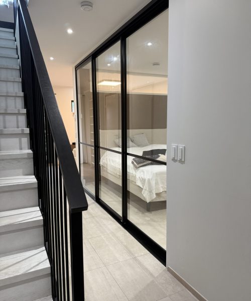 lasiseinä kirkas/musta