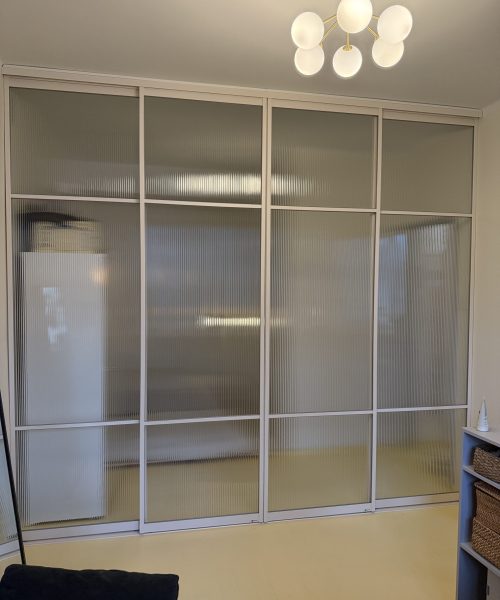 lasiseinä, omalla sävyllä/raitalasi